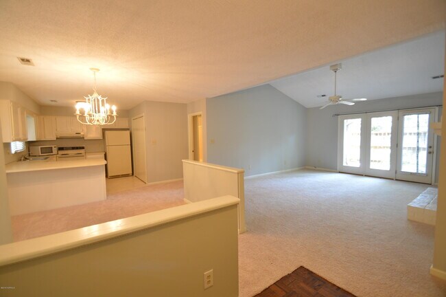 Building Photo - 805 Persimmon Pl