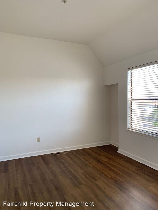 Building Photo - 2 br, 1.5 bath  - 555 Broadway Ave