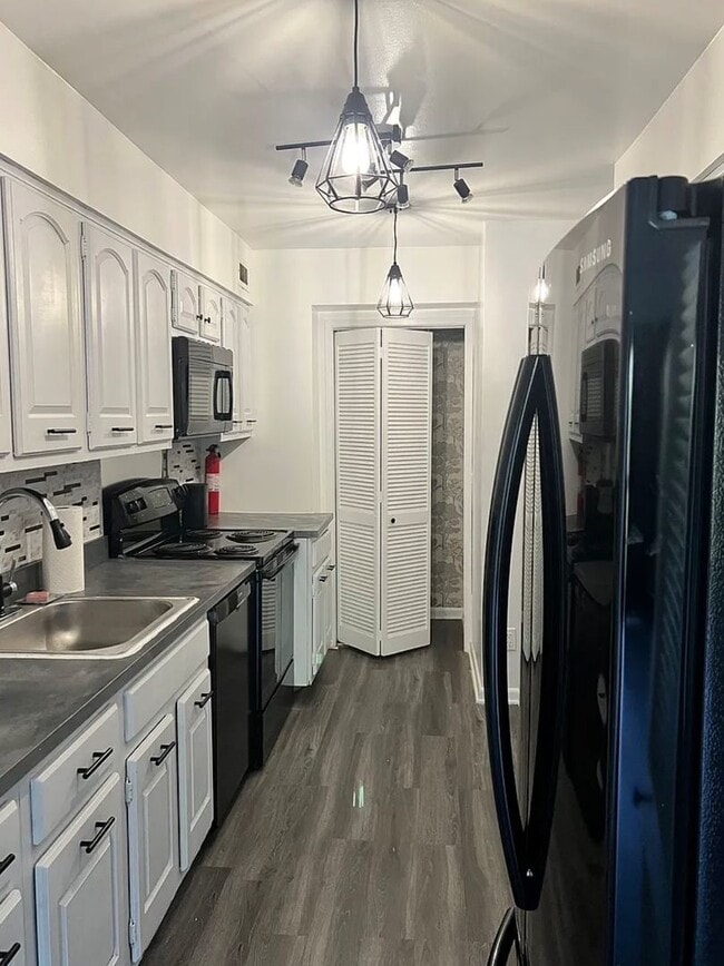 Building Photo - Large Foggy Bottom Beauty - 1+Den + 1 FB