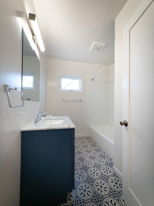 Building Photo - 410 Spruce Ave