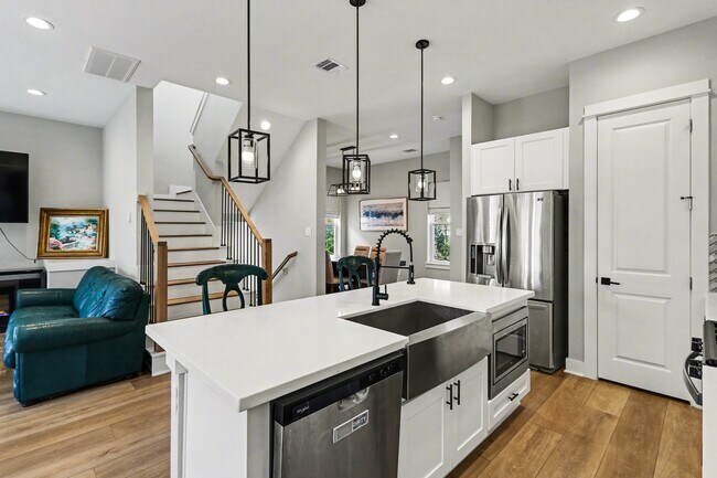 Foto del edificio - 825 Woodcrest Dr