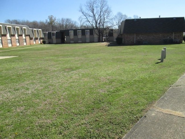 Building Photo - Selma Square Apartments