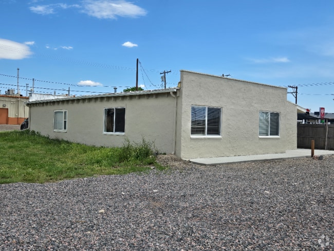 Building Photo - 610 Dahlia St