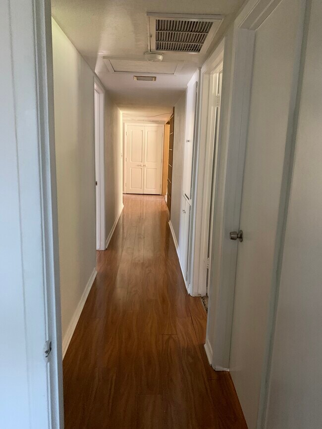 Building Photo - 5647 Winnetka Ave