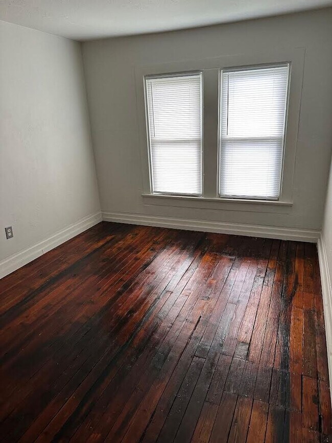 Building Photo - Two bedroom, one bath, two-story home.