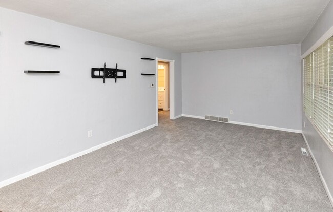 Building Photo - NEWLY UPDATED!! 3 Bedroom, 2 Bathroom Home in Des Moines!