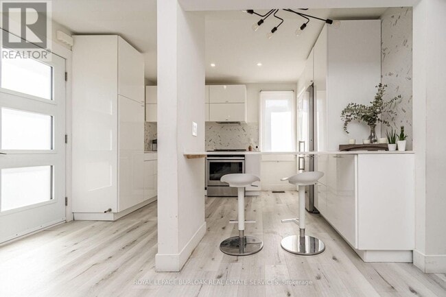 Photo du bâtiment - 260 W 16th St