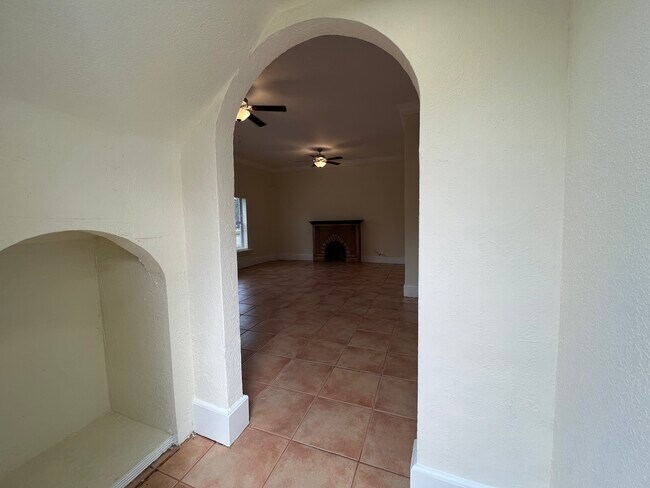 Entry way/Mud room - 1041 SW 15th Ave
