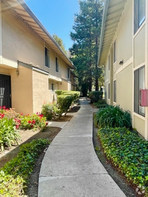 Building Photo - 2144 Northwood Cir
