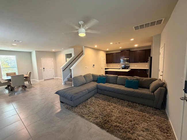Foto del edificio - Room in House on Clayton Creek Ave
