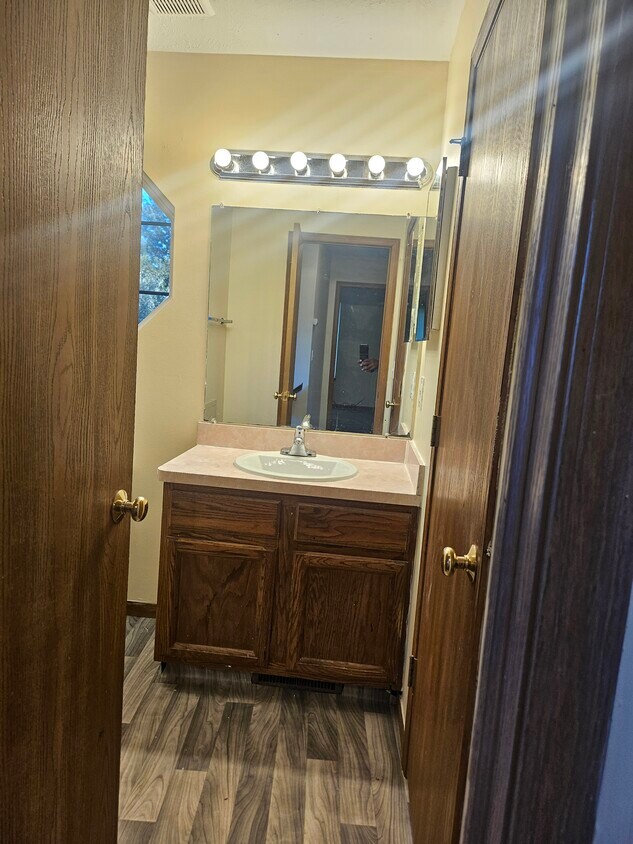 Baño - 2314 E 87th St