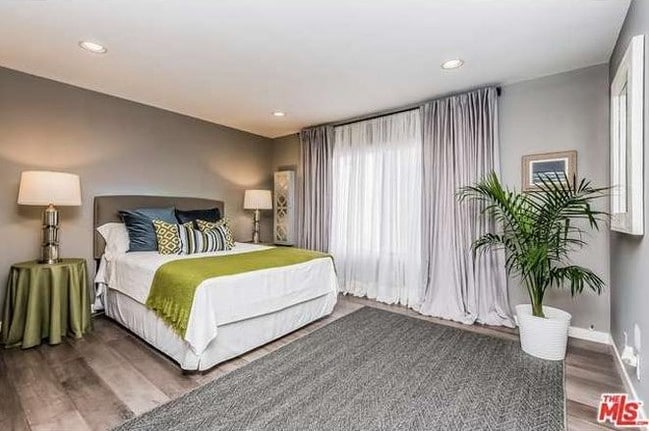 Master bedroom - 1606 S Barrington Ave