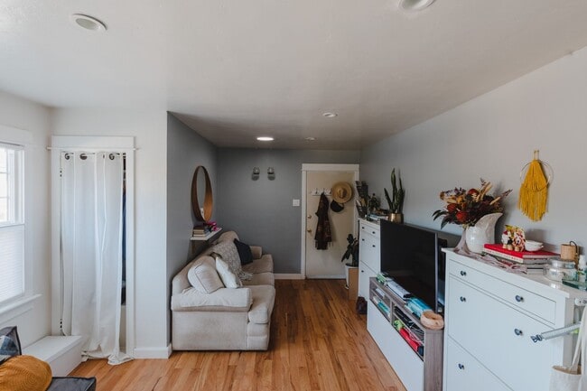 Building Photo - 687 Lincoln St