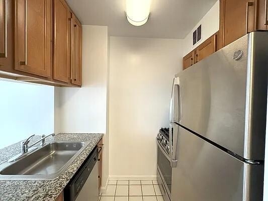Building Photo - 350 W 50th St