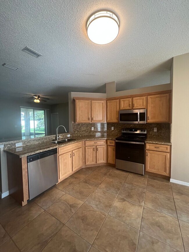 Foto del edificio - Updated Single family 3 / 2 with Screened ...