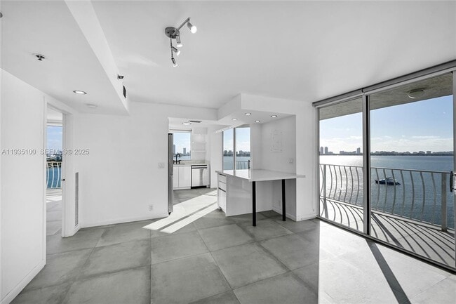 Foto del edificio - 7601 E Treasure Dr