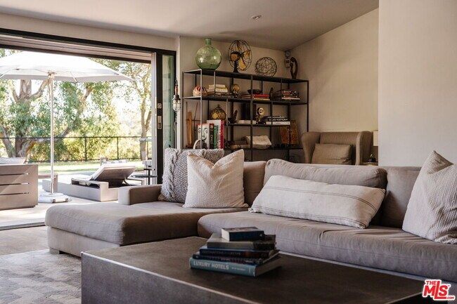 Foto del edificio - 15490 Milldale Dr