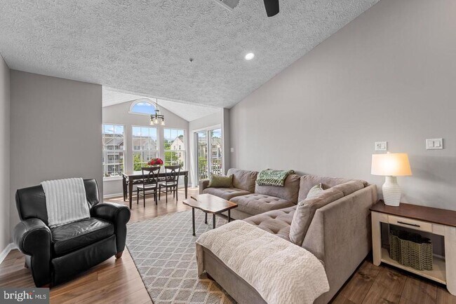 Foto del edificio - 5601 Avonshire Pl