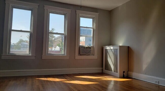 Foto del edificio - 3133 N Calvert St