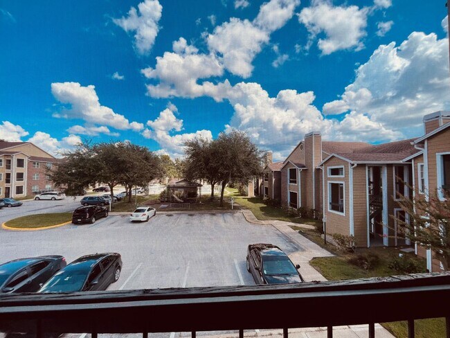 Foto del edificio - 1X1 Condo for Rent at Regency Gardens Cond...