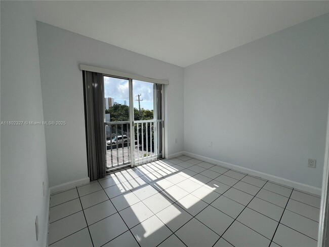 Building Photo - 717 SW 11th Ave