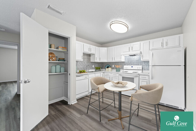 Foto del edificio - Gulf Cove Apartments