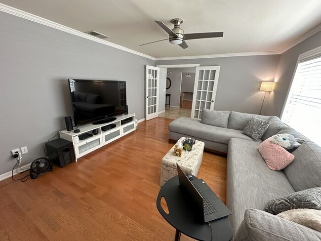 Foto del edificio - 4 bed 3 bath lake Front Pool Home