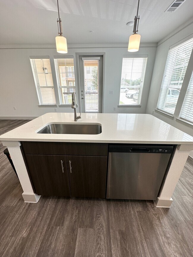 Building Photo - Round Rock, TX - 1Bed/1Bath Huge SQFT
