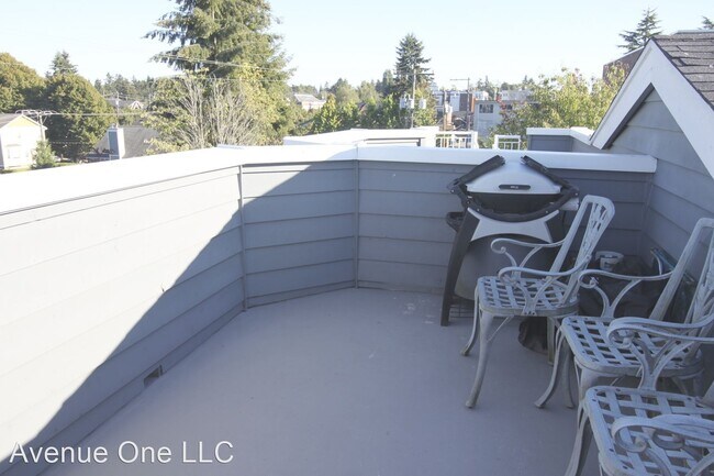 Building Photo - 2116 California Ave SW