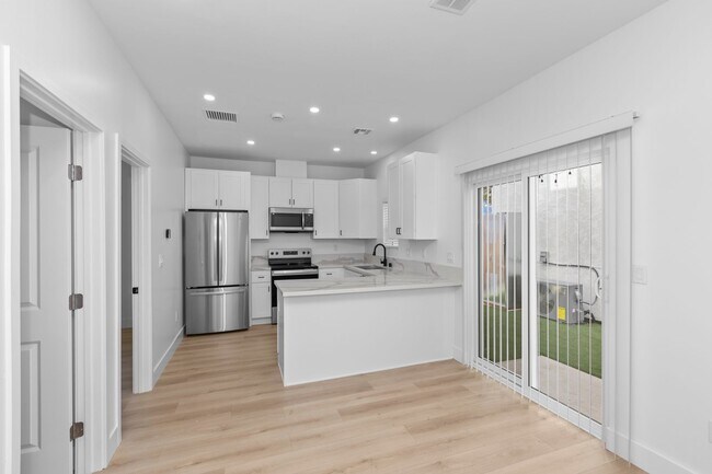 Building Photo - Fire pit!