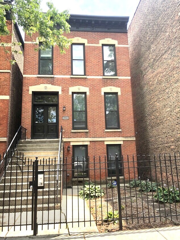 Primary Photo - 1921 W Evergreen Ave