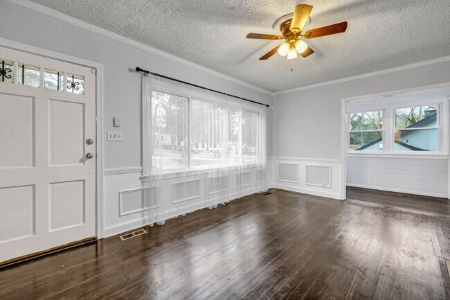 Foto del edificio - 1747 Parkhill Dr