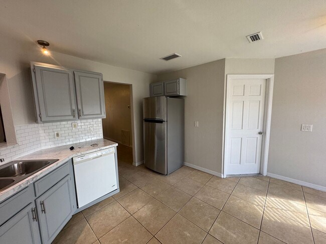 Foto del edificio - Spacious 3/2 Home with Screened Patio and Large Yard *Lawn Care Included!*