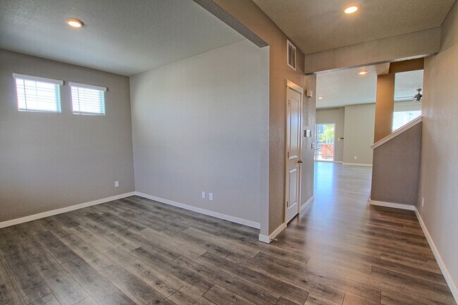 Foto del edificio - 6 bed 4 bath 3 car garage Crystal Valley Ranch house