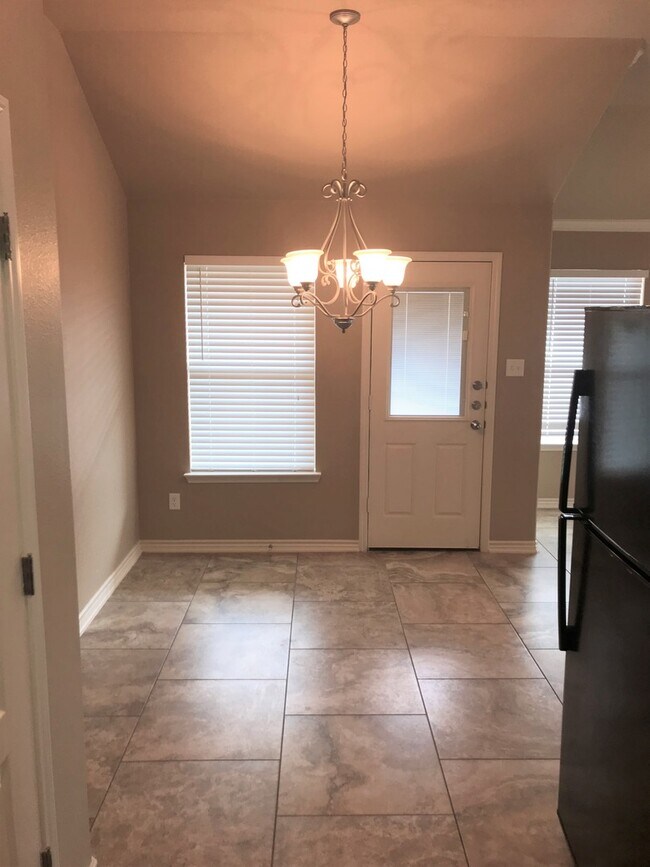 Foto del edificio - Beautiful 3 Bedroom, 2 Bath Duplex Near Cl...