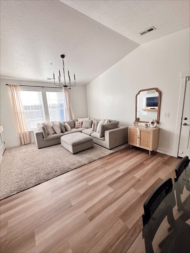 Foto del edificio - Pet Friendly 3-Bedroom Condo! Get $500 Off on the first month Rent if signed and move in by March 1s