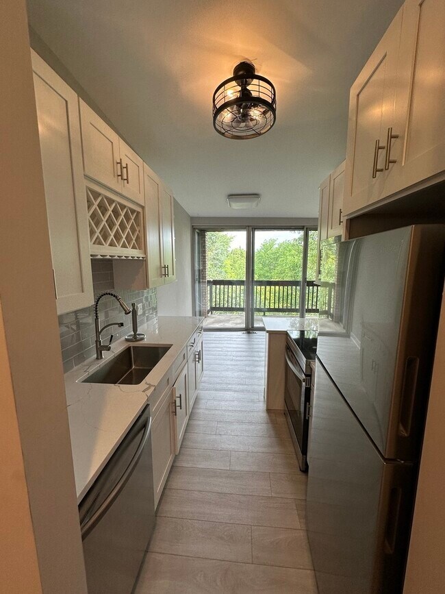 Foto del edificio - 5700 Hillcrest Ln