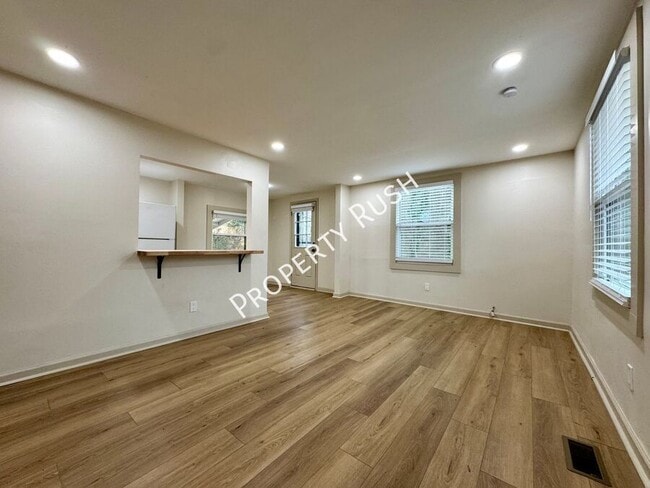 Foto del edificio - 975 Beason Dr