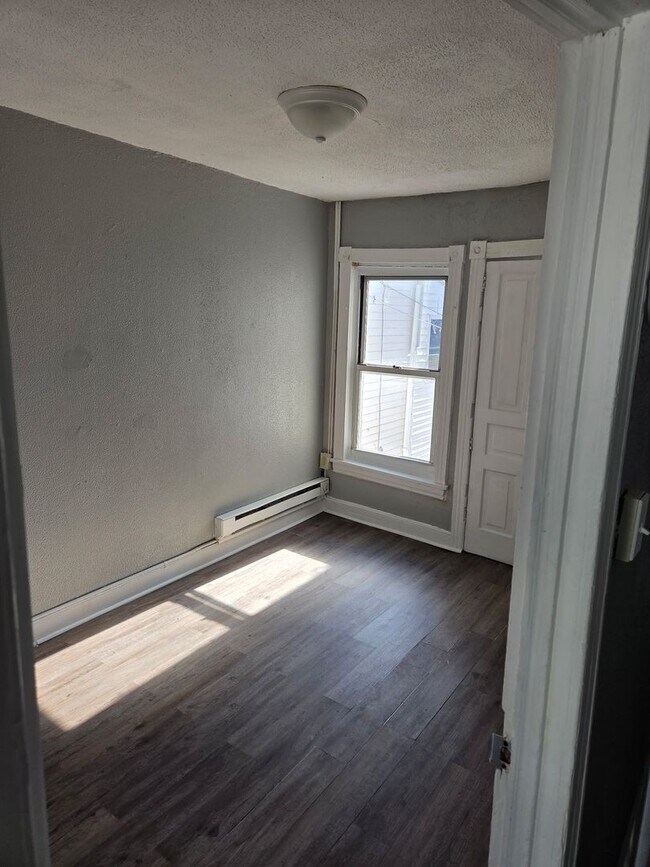 Building Photo - 3 Bedroom 1 Bath Home Available for Rent