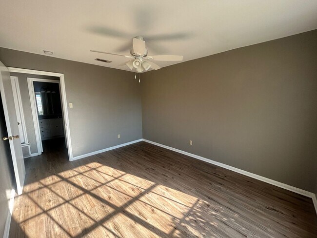 Foto del edificio - Updated Spacious Home