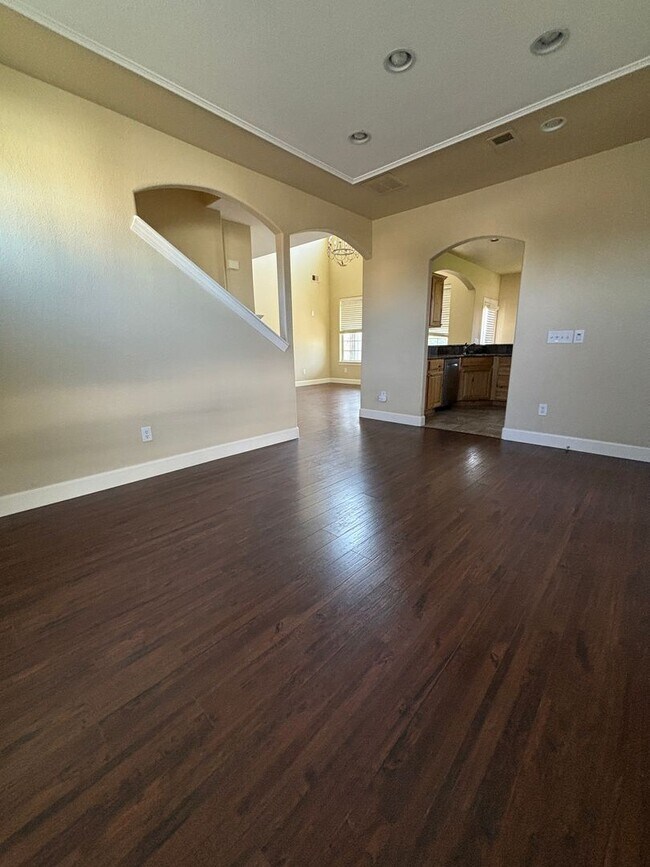 Building Photo - PROMO *$250 Admin Fee Waived* Modern Comfo...