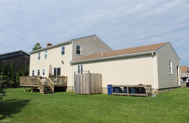 Building Photo - 15 Hope Ln