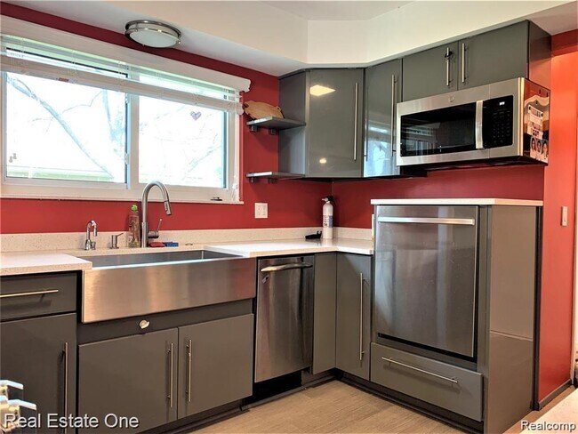 Foto del edificio - 5051 Falmouth Dr