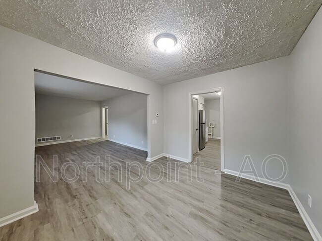 Foto del edificio - 1513 Dianne Ct SE