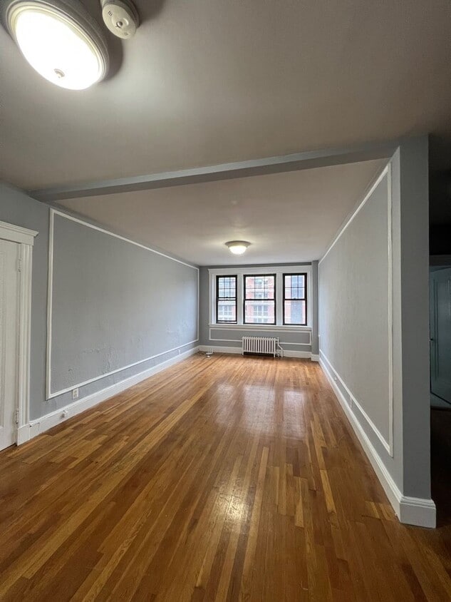 Newly renovated three bedroom on Commonwea... - Newly renovated three bedroom on Commonwea...