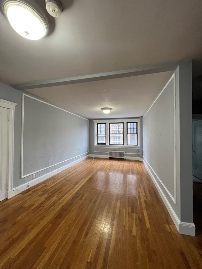 Newly renovated three bedroom on Commonwea... - Newly renovated three bedroom on Commonwea... House