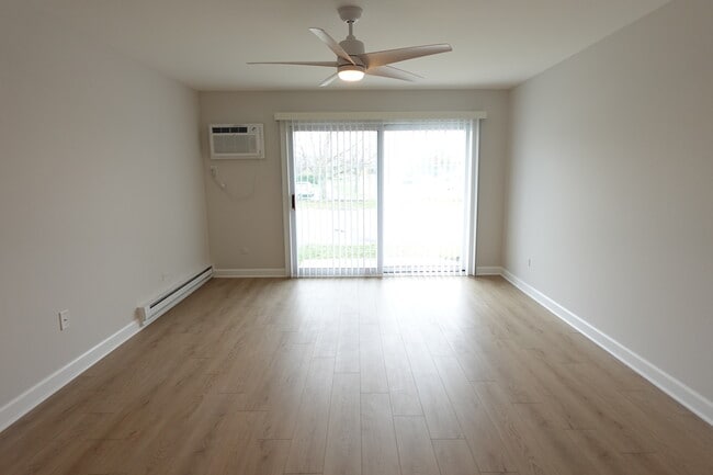 Building Photo - 870 E Old Willow Rd