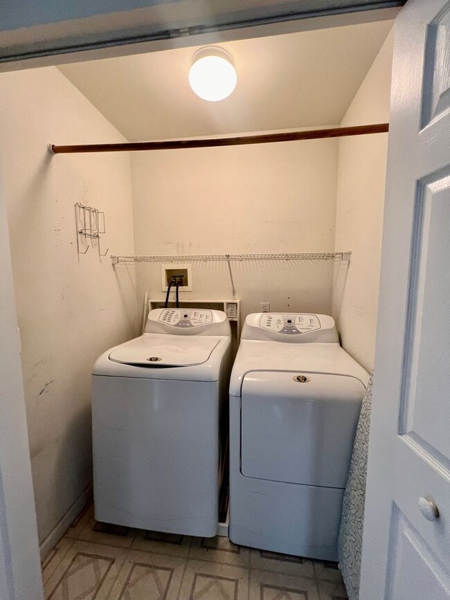 Building Photo - Spacious 2 bed / 1.5 bath Townhouse Availa...