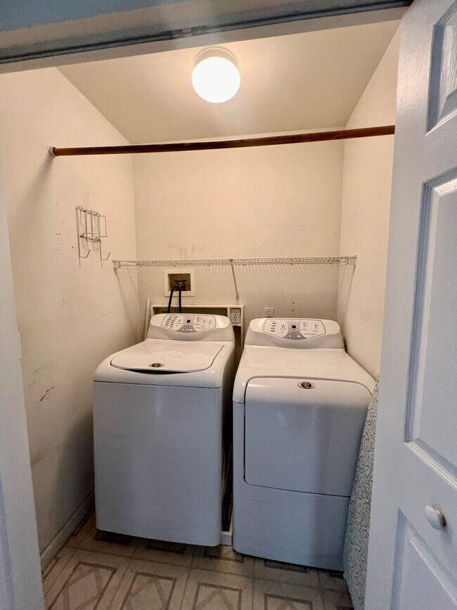 Foto del edificio - Spacious 2 bed / 1.5 bath Townhouse Availa...