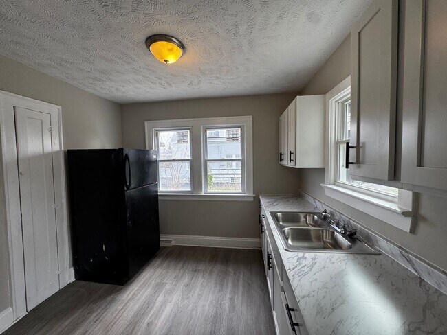 Building Photo - Charming 3-Bedroom Property in Prime Location